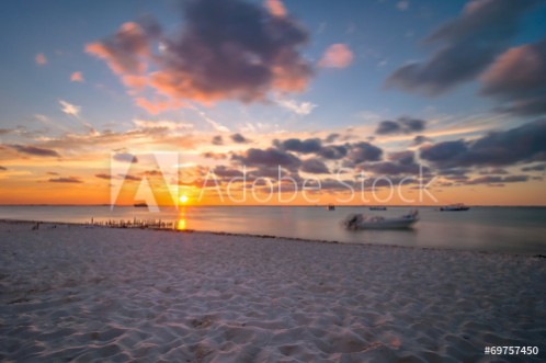 Bild på Sunset on tropical beach in Isla Mujeres Mexico